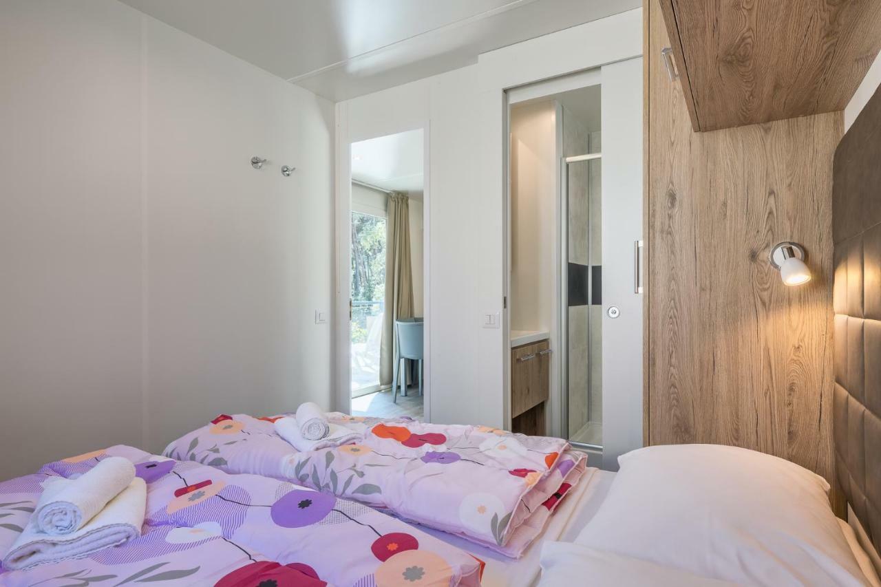 Mobile Homes Camping Santa Marina, Lanterna Tar-Vabriga Exterior photo A bedroom in a mobile home