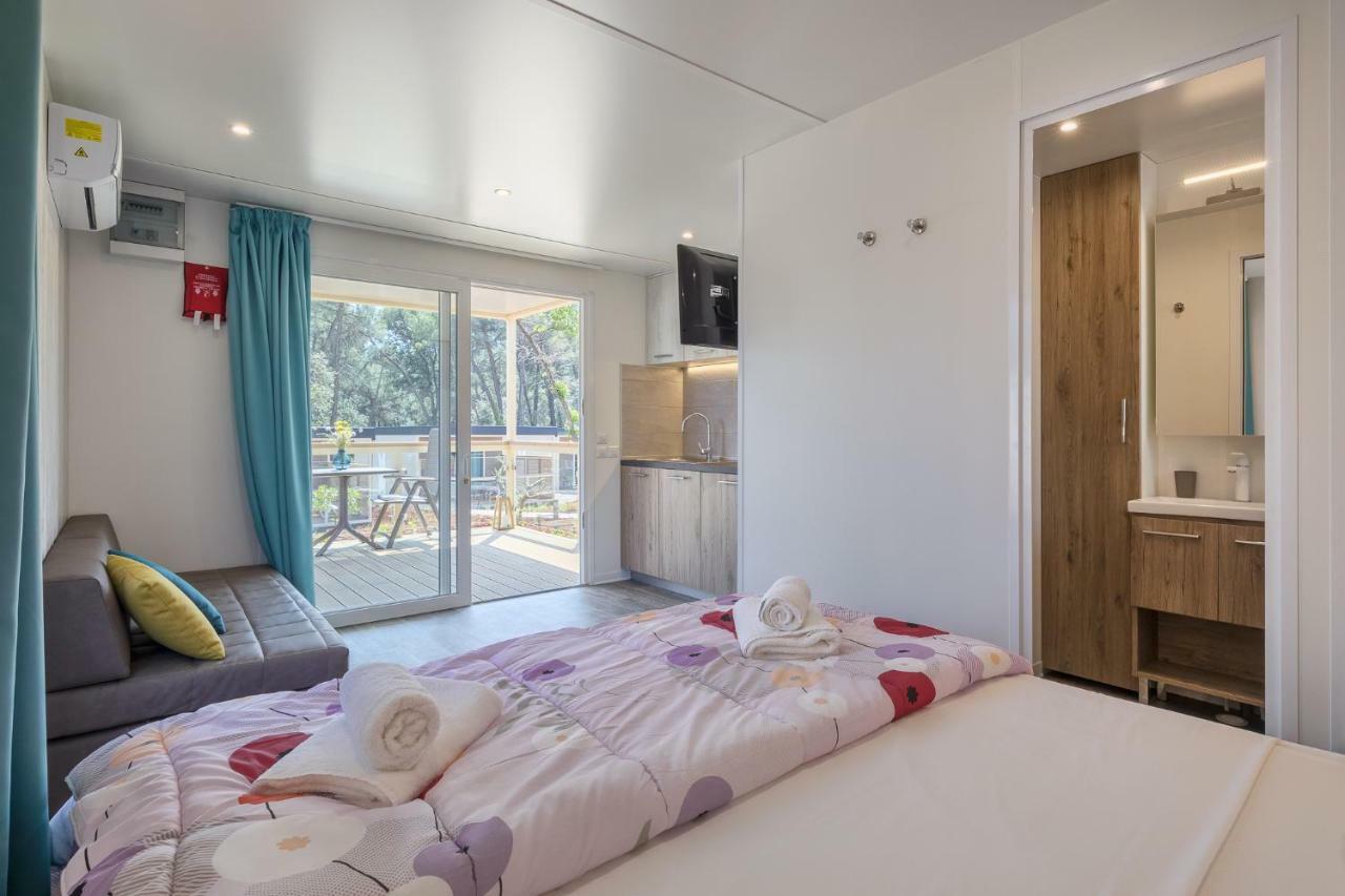 Mobile Homes Camping Santa Marina, Lanterna Tar-Vabriga Exterior photo A typical studio at the resort