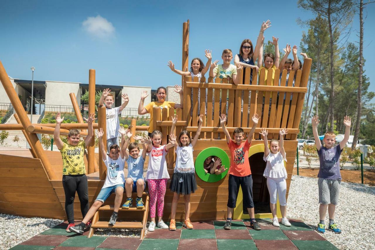 Mobile Homes Camping Santa Marina, Lanterna Tar-Vabriga Exterior photo Children at the school