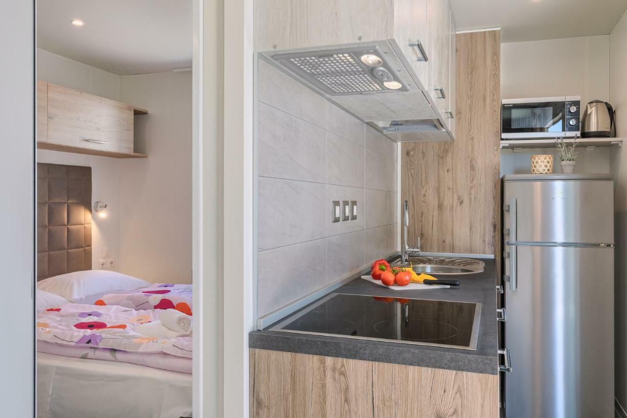 Mobile Homes Camping Santa Marina, Lanterna Tar-Vabriga Exterior photo A kitchen in a mobile home