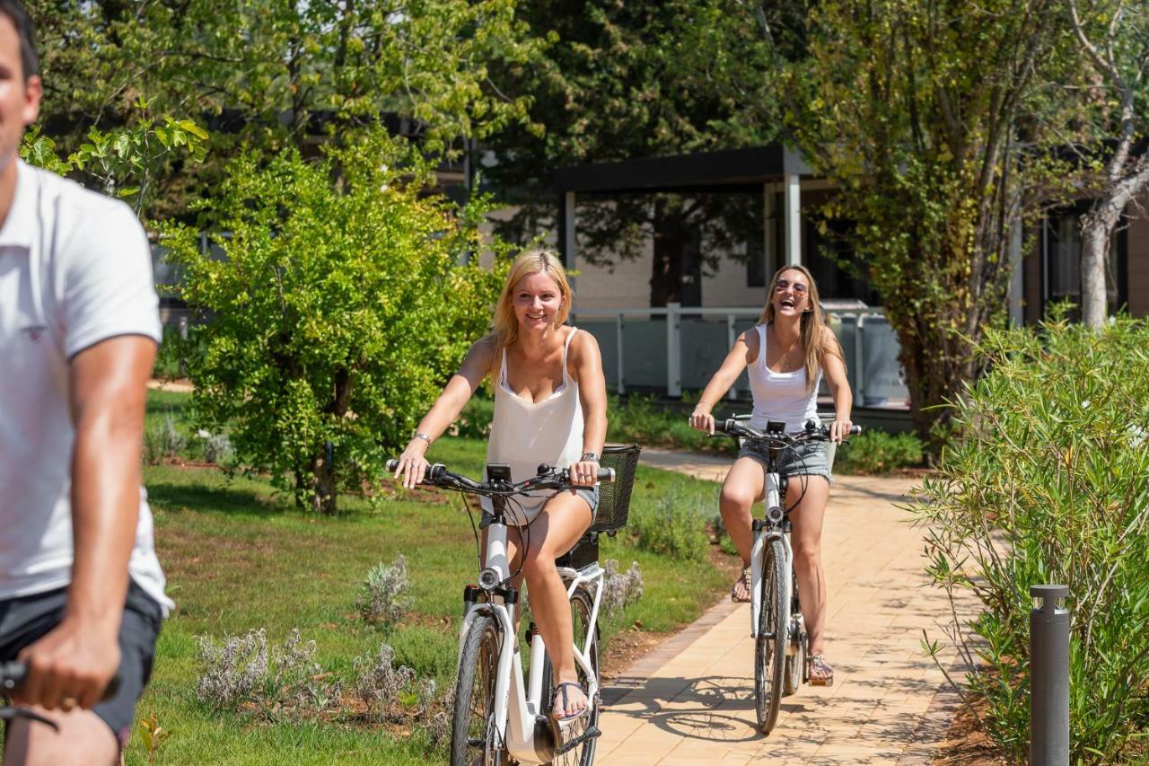Mobile Homes Camping Santa Marina, Lanterna Tar-Vabriga Exterior photo Cycling in the park